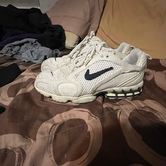 nike spiridon fossil